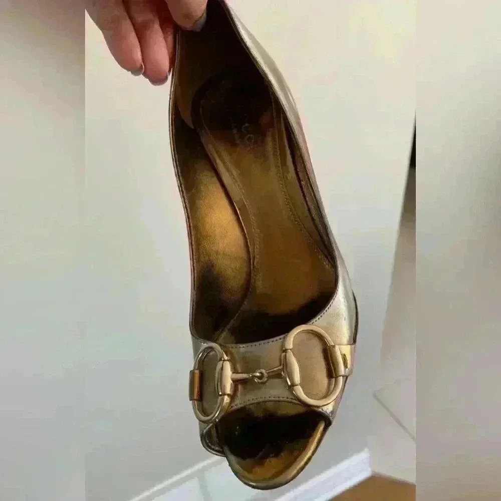 Gucci  metallic leather shoes with buckle